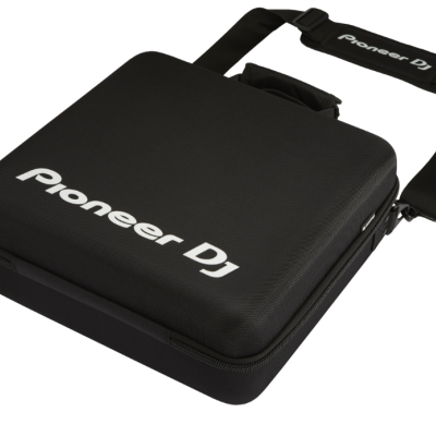 Mala preta rígida com texto Pioneer DJ e alça acolchoada