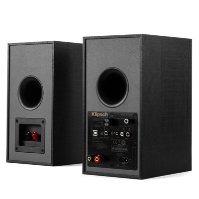 Par de colunas acústicas pretas com conexões traseiras e texto Klipsch