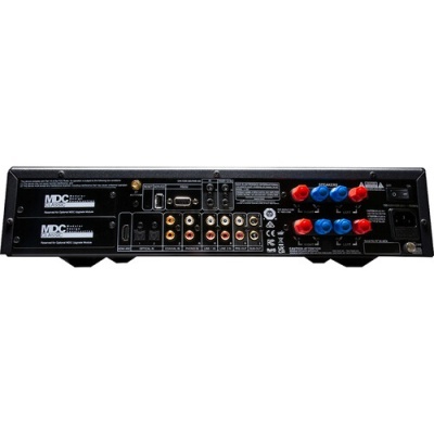 Amplificador de áudio preto com conectores na parte traseira e etiquetas MDC