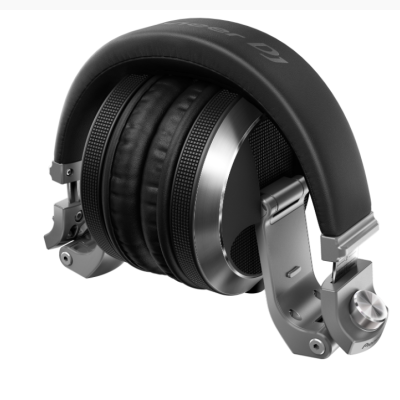 Auriculares pretos dobrados com estrutura metálica prateada sobre fundo branco