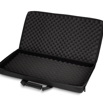 Mala preta acolchoada aberta com interior texturizado