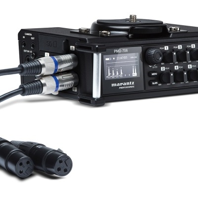 Gravador de áudio Marantz PMD 706 com cabos conectados