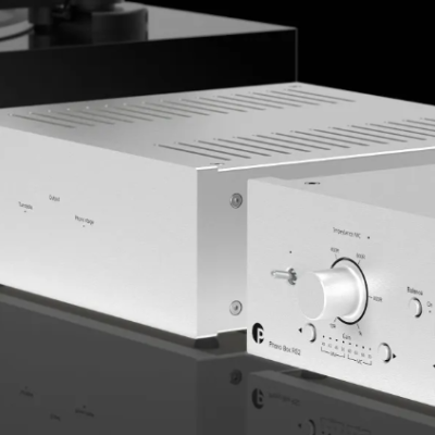 Amplificador áudio branco metálico com botões brancos e texto preto