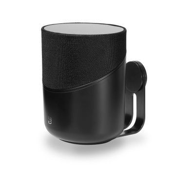 Caixa de som preta com tecido e suporte para parede