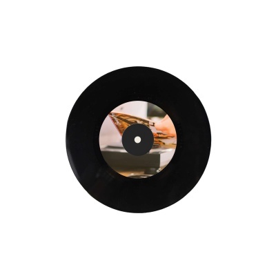 Disco de vinil preto com etiqueta central com imagem de mão e gira-discos