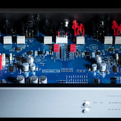 Placa eletrónica azul com componentes numa caixa metálica cinzenta PhonoBox S3 B