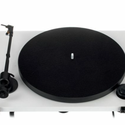 Gira-discos branco com prato circular preto e braço de leitura na lateral