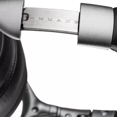 Auscultadores pretos com faixa ajustável em metal prateado com marcações numéricas