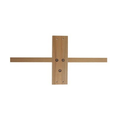 Suporte de madeira retangular com parafusos visíveis