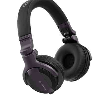 Auscultadores circum-aurais pretos com almofadas macias e texto Pioneer DJ na lateral.