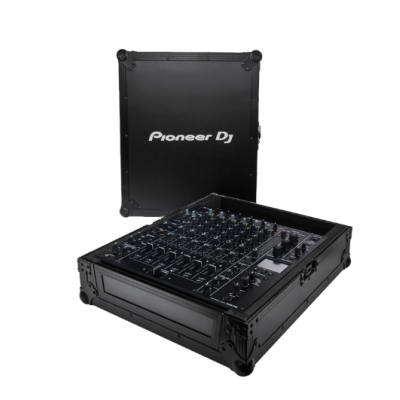 Equipamento de DJ Pioneer DJ numa caixa preta com texto branco