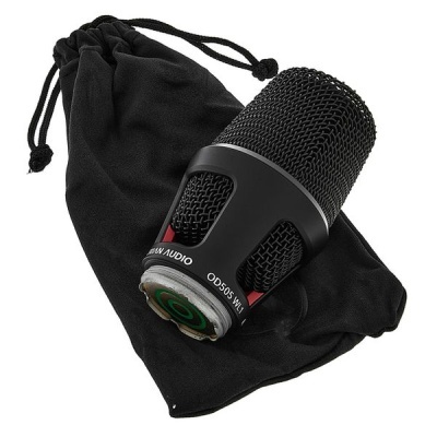 Microfone dinâmico preto com saco de transporte preto