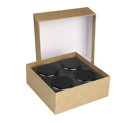 Conjunto de quatro bases redondas pretas com superfície texturizada em caixa castanha
