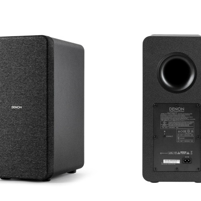 Par de colunas Denon preto com tecido à frente e traseira com etiquetas técnicas