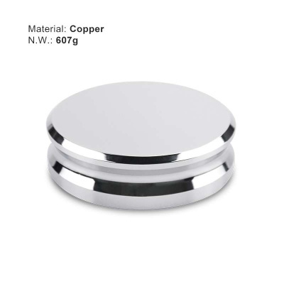 Objeto metálico cilíndrico prateado polido com texto Material: Copper e N.W.: 607g