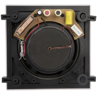 Alto-falante quadrado preto com componentes eletrónicos visíveis.