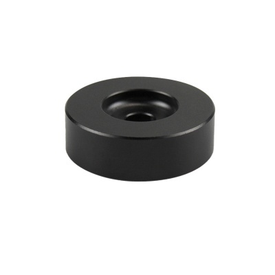 Disco redondo preto de metal com furo central