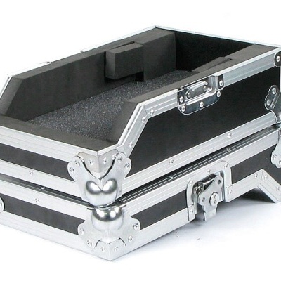 Mala de transporte preta com reforços metálicos prateados e interior acolchoado