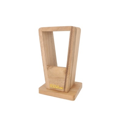 Suporte de madeira trapezoidal com base retangular e logótipo amarelo