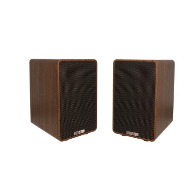 Par de colunas de madeira escura com grelha preta e etiqueta Edifier