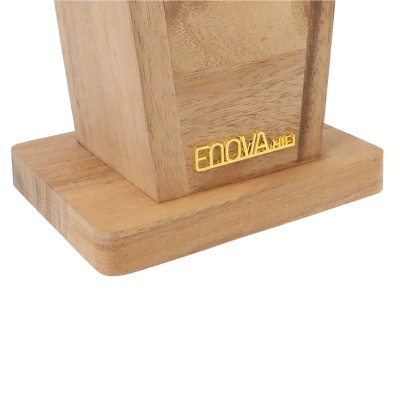 Base de suporte em madeira com etiqueta dourada AJOVA BIO