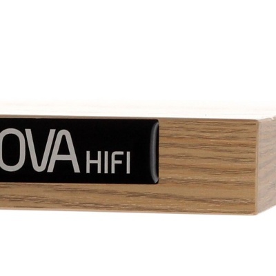 Borda de prateleira de madeira clara com etiqueta ENOVA HIFI