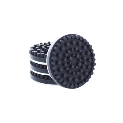 Redutores de vibração em borracha preta com relevos circulares e base branca.