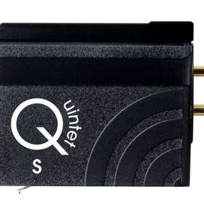 Adaptador elétrico preto com pinos dourados e texto branco