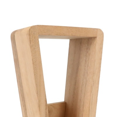 Estrutura trapezoidal de madeira clara com cantos arredondados