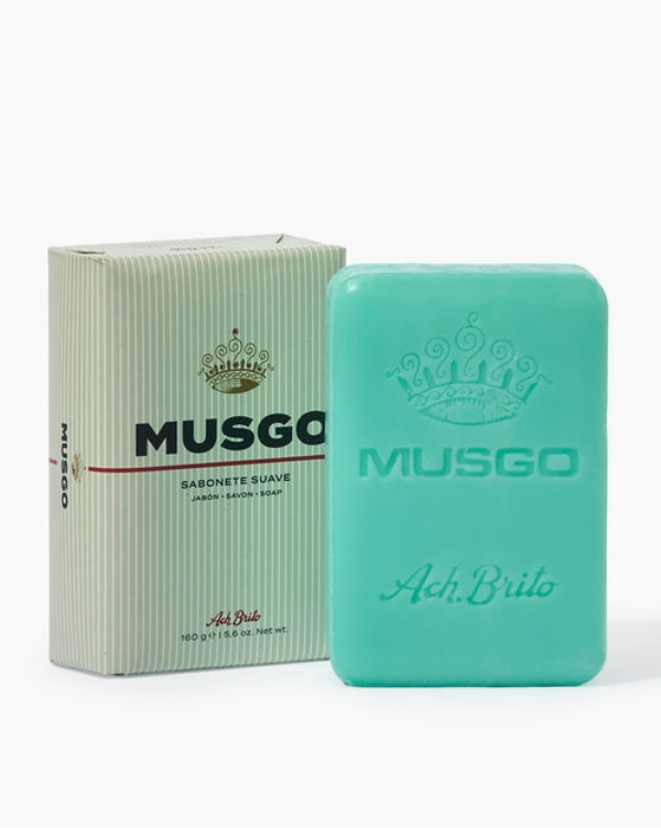 Ach. Brito - Sabonete para Homem Musgo Sabonete azul turquesa com embalagem bege listrada da marca MUSGO Ach Brito
