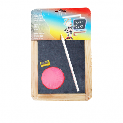 Quadro negro pequeno em madeira com apagador cor-de-rosa, lápis branco e apontador amarelo na embalagem