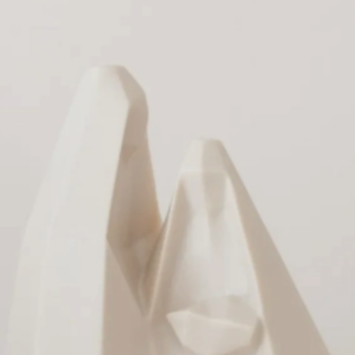 Esculturas abstratas em cerâmica branca mate sobre fundo claro