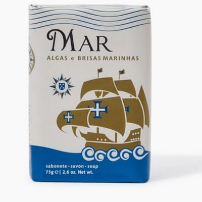 Sabonete embalado com ilustração de navio e texto MAR ALGAS e BRISAS MARINHAS