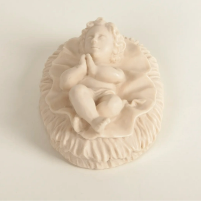 Estatueta branca de bebé em oração