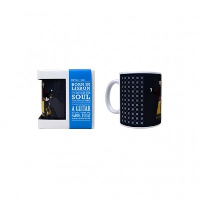 Caneca preta com padrão e rótulo azul numa caixa branca