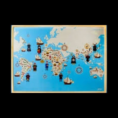 Mapa-múndi com figuras históricas e navios em fundo azul claro.