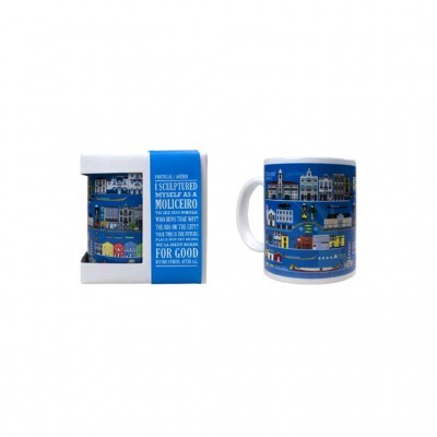 Caneca cerâmica com desenho de edifícios coloridos e caixa com texto em azul