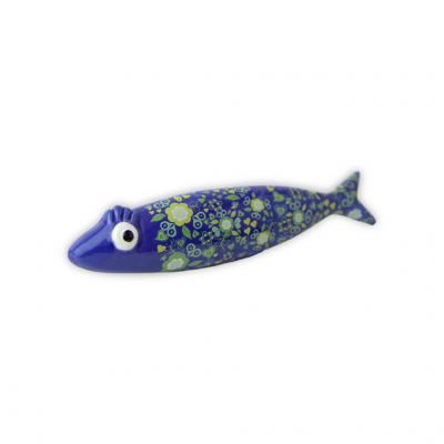 Figura decorativa de peixe azul com padrões florais coloridos.