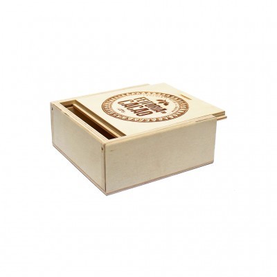 Caixa de madeira clara com texto gravado numa tampa deslizante