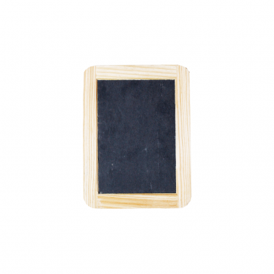 Lousa pequena com moldura de madeira clara e espaço para escrita preto