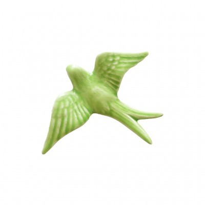 Escultura decorativa de pássaro verde com asas estendidas