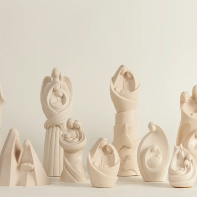 Figuras decorativas de cerâmica branca com temas de natividade