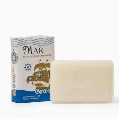 Sabonete creme com embalagem azul, branco e castanho com desenho de navio e texto Mar Algas e Brisas Marinhas