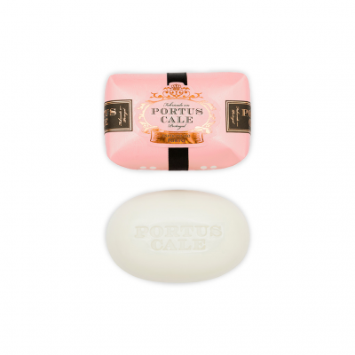Sabonetes Portus Cale, embalagem rosa e sabonete branco oval com gravação.