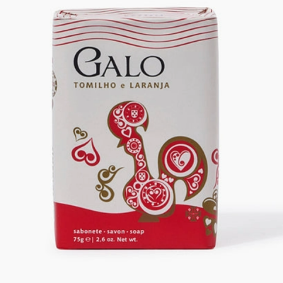 Sabonete Galo Tomilho e Laranja com embalagem branca e vermelha e desenho de galo