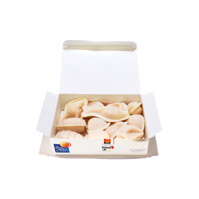 Caixa aberta com bolachas em forma de peixes bege clara