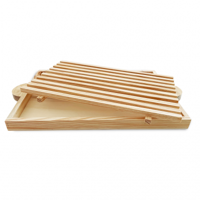 Tabuleiro e tampa de ripas em madeira clara