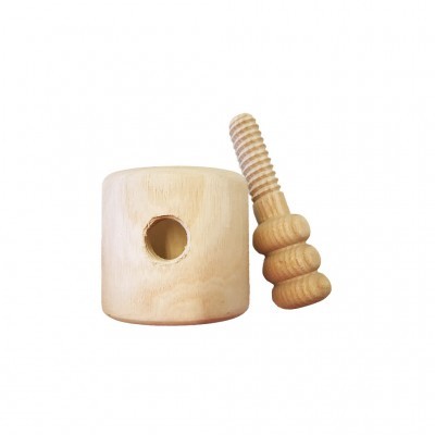 peças de madeira clara com orifício e rosca