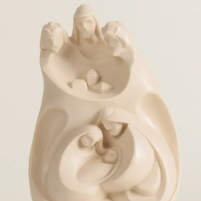 Escultura decorativa creme com figuras estilizadas abraçadas