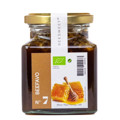 Frasco de vidro com mel e etiqueta BEEFAVO N° 7 com imagem de favo de mel